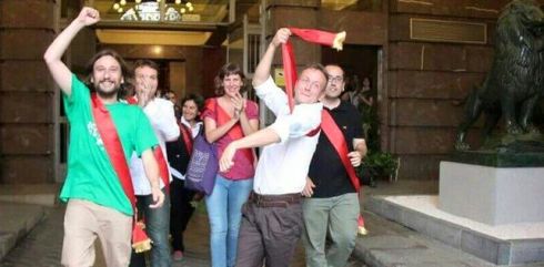 Los concejales de Zaragoza en Común abandonando el Consistorio. Foto: Vera Benavente