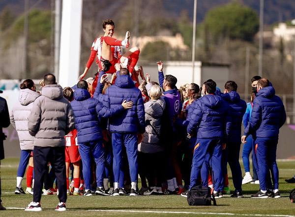 Virginia Torrecilla, jugadora del Atlético de Madrid, fue manteada por sus compañeras y por las jugadoras del Barcelona.